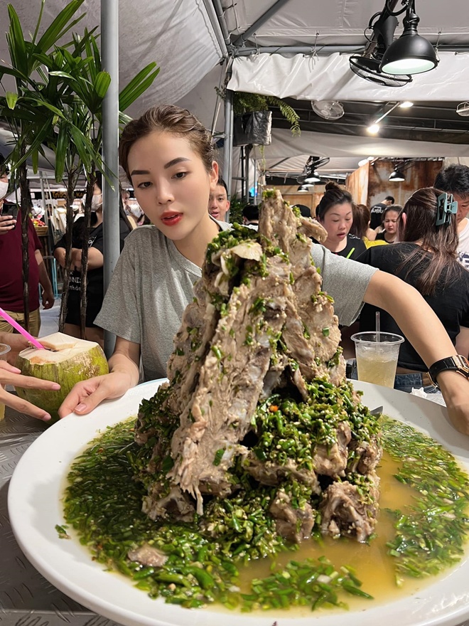 Khách hàng thưởng thức Lẩu Bát Giới