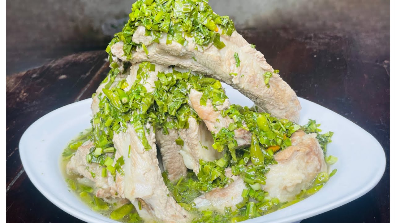 Sườn Bát Giới rau thơm phủ kín